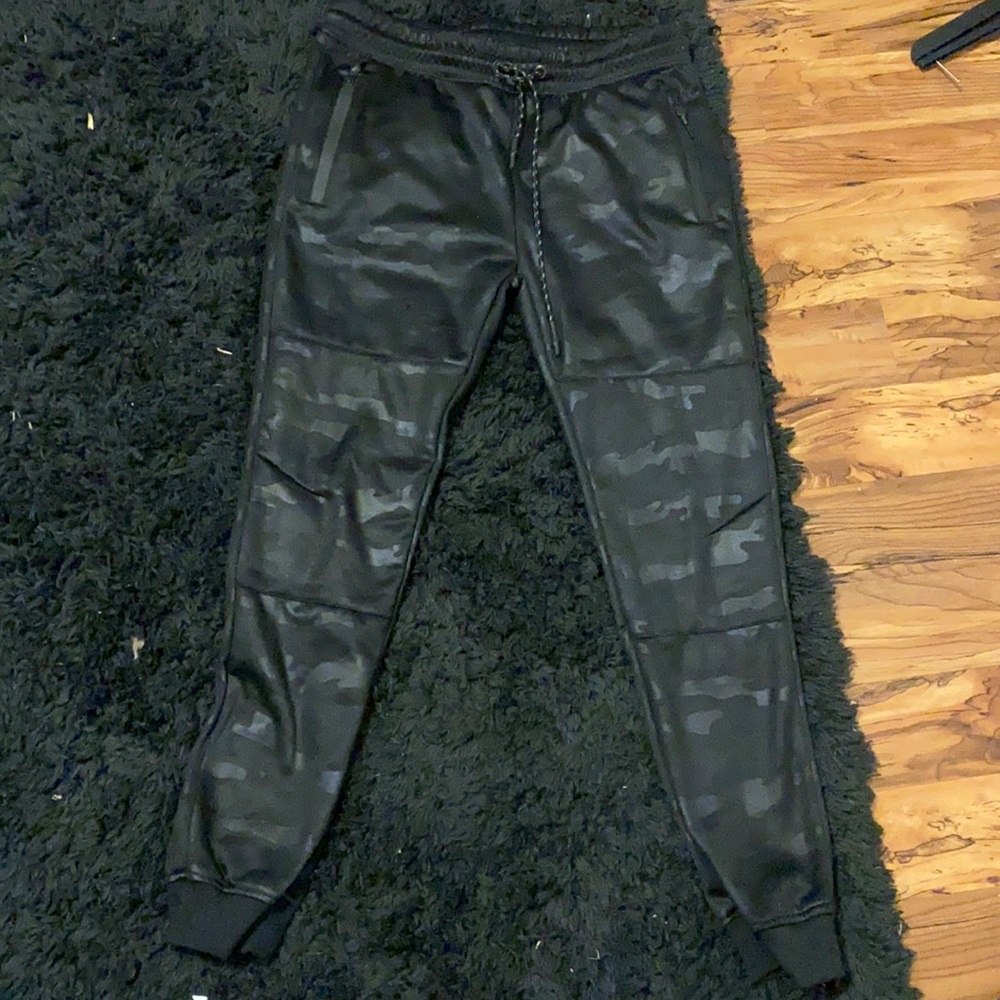 Black camo sweats with zippered pockets men’s